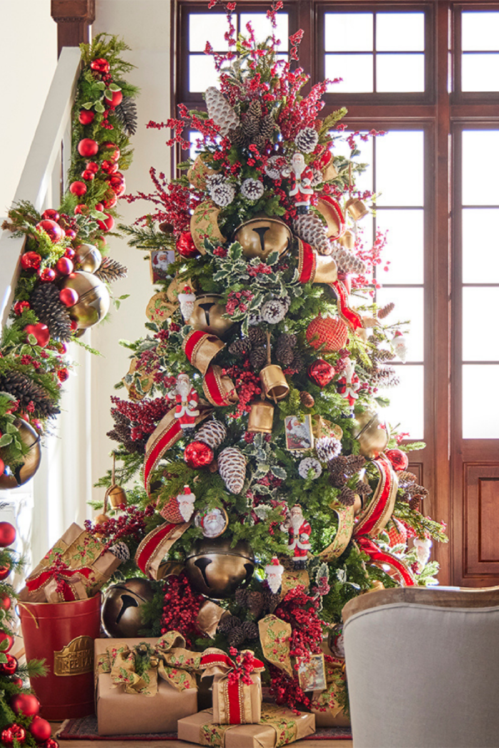 Decorate an Enchanting Christmas Tree