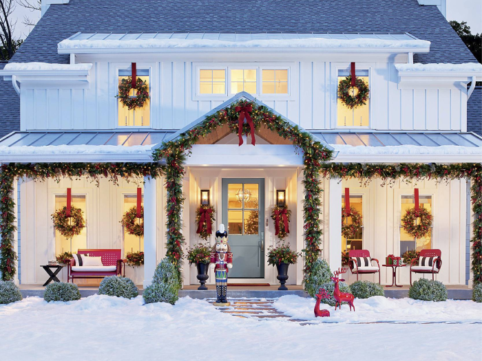 Decor Christmas on Your Home's Exterior