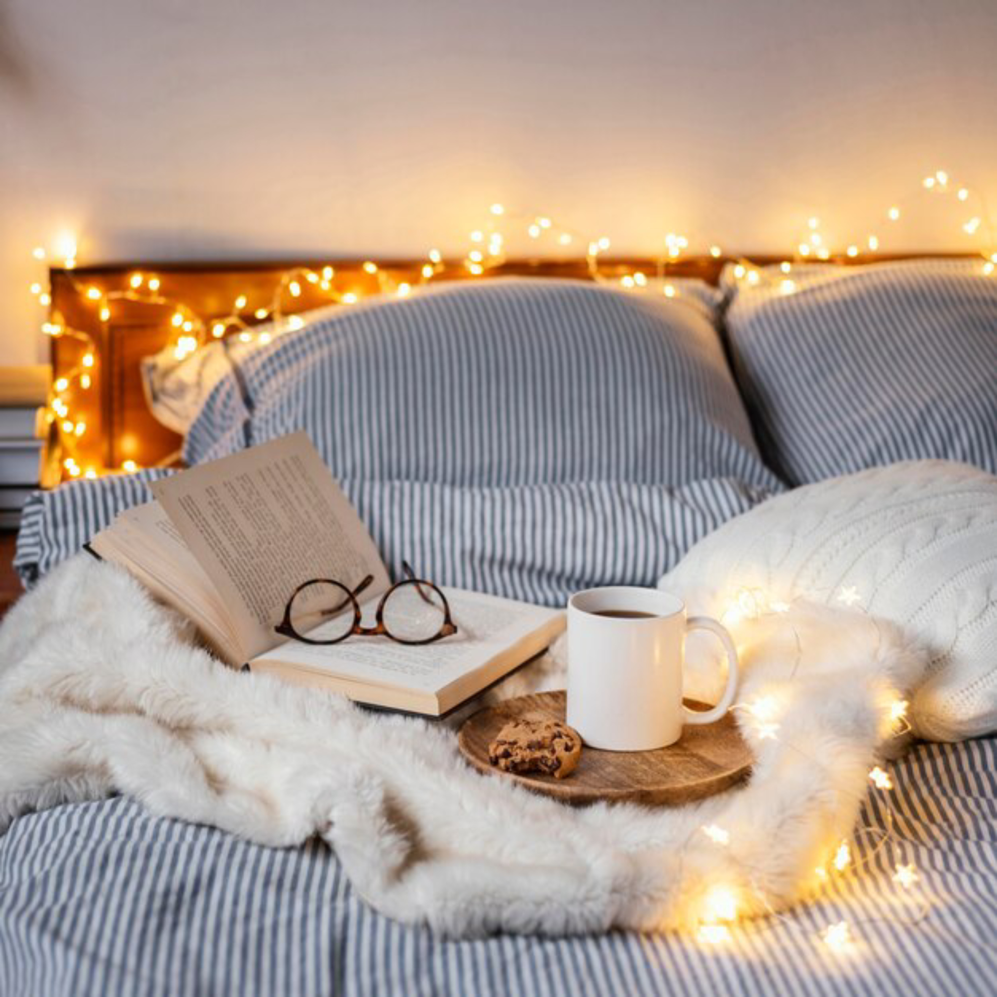 How to Decorate Bedroom for Christmas