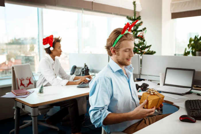 how to decorate office for Christmas