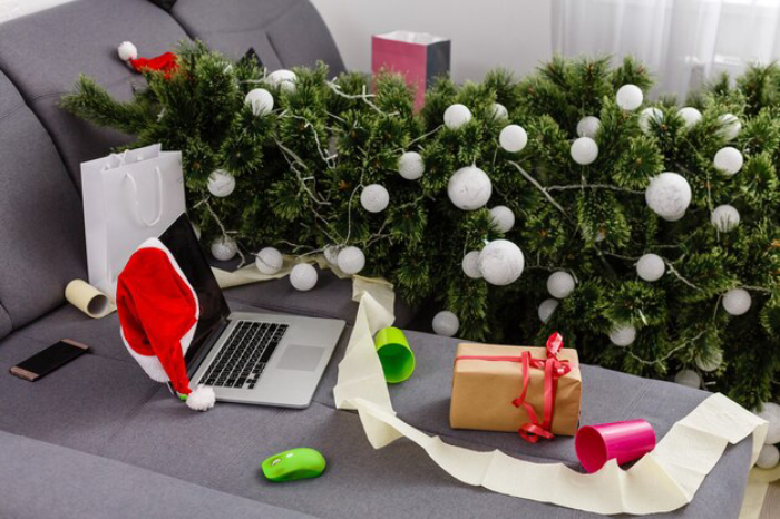 how to decorate office for Christmas