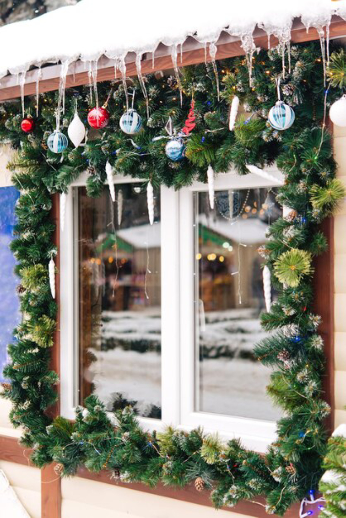  how to decorate Christmas windows